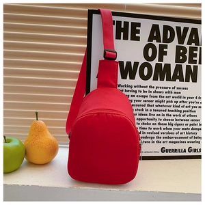 Vue détaillée du sac de poitrine en nylon rouge pour enfants avec sangle réglable