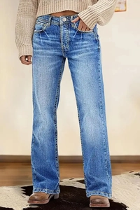 Detailopname van de blauwe denimtextuur en stiksels van deze hoge taille spijkerbroek