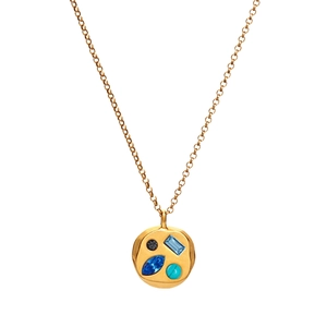 Dettaglio di una collana in oro con pietre preziose blu e turchesi incastonate