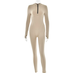 Vue avant d'un body beige à manches longues avec zip frontal et passe-pouces sur mannequin