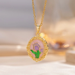 Collier pendentif tulipe en émail style Monet avec cadre doré vintage et fleurs