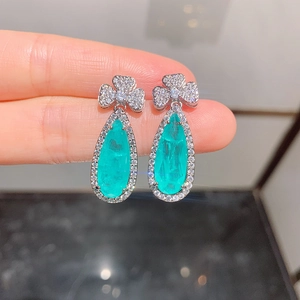 Makroaufnahme von Paraiba-Ohrringen in Tropfenform mit Mikro-Pavé-Diamantbesatz