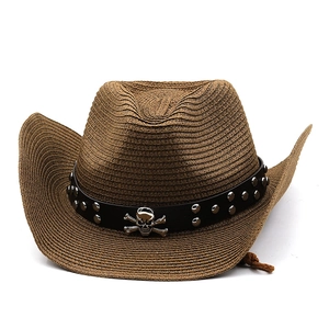Détail du chapeau de cowboy en paille marron avec bande en cuir noir et logo tête de mort