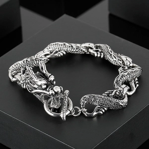 Détail du fermoir tête de dragon et texture d'écailles sur bracelet en acier