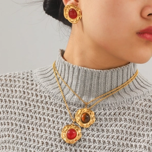 Detailansicht von eleganten Vintage-Halsketten und Ohrringen mit roten Edelsteinen.
