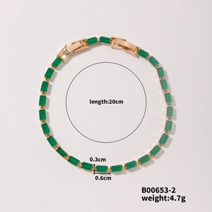 Detail view of a 20cm gold bracelet with rectangular green glass beads and size specs