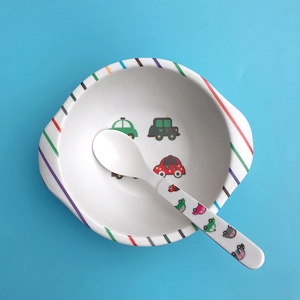 Detailansicht von Kinder-Schüssel-Set aus Bambusfaser mit niedlichem Auto-Cartoon-Design