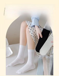 Detail der atmungsaktiven gerippten Baumwollsocken für Damen in verschiedenen Farben
