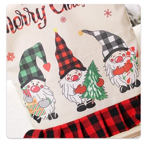Détail de housse de chaise de Noël avec gnomes et volant à carreaux rouges et noirs