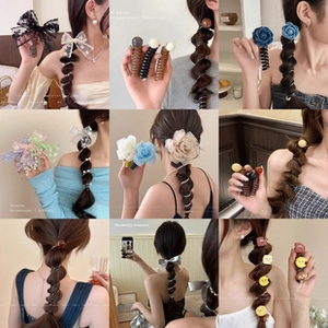Collage mit schwarzen Spitzenbögen, Perlenclips und Blumenhaarschmuck in verschiedenen Frisuren
