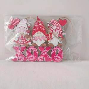 Gnomes de la Saint-Valentin en bois rose avec inscriptions LOVE et XOXO