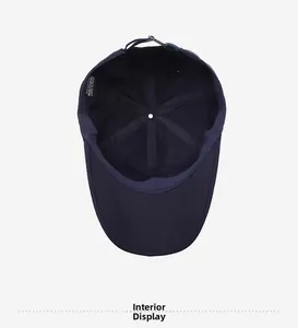 Vista interna del cappellino in cotone blu scuro con cuciture e fibbia regolabile