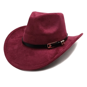 Detail eines weinroten Cowboyhuts aus Wildlederimitat mit Lederband und Schnalle