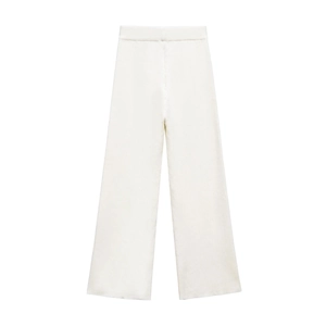 Dettaglio dei pantaloni larghi in maglia a coste bianchi con elastico in vita e trama morbida
