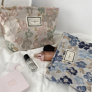 Détails de trousses de maquillage en jacquard floral rose et bleu avec étiquette