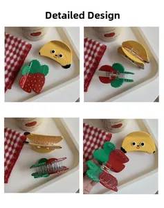 Detailoverzicht van schattige aardbei- en banaan-haarklemmen van glanzend acetaat
