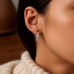 Gros plan sur les boucles d'oreilles en forme de U plaquées or rose 18k et cristaux