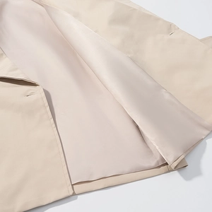 Dettaglio della fodera del trench beige e delle cuciture di precisione sul bavero