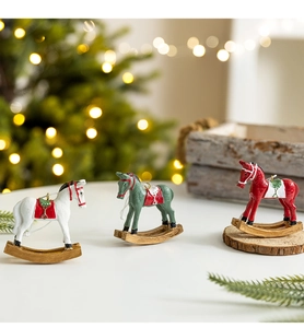 Set de trois chevaux à bascule de Noël peints en blanc, vert et rouge en résine