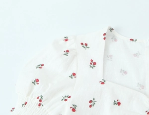 Detail von Eckiger Ausschnitt und Puffärmeln mit Vintage Rosenprint auf weißer Baumwolle