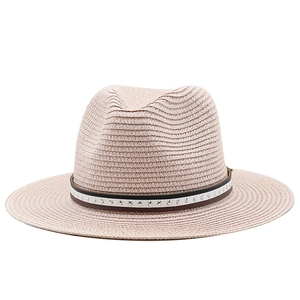 Détail de la texture d'un chapeau de paille avec ruban à rivets en forme d'étoile