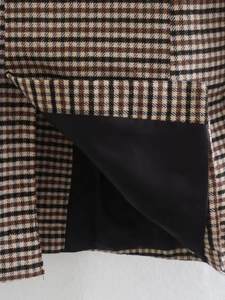 Detail eines klassischen Houndstooth-Blazers mit hochwertiger Naht und schwarzem Futter