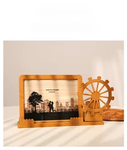 Détail d'un cadre photo roue de moulin en bois avec porte-crayons intégré