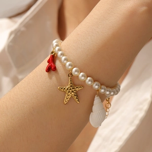 Vue détaillée d'un bracelet de perles océan avec breloques étoile de mer et coquillage