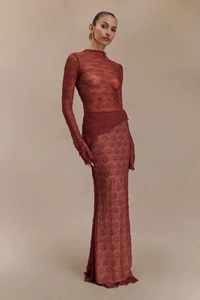 Détail d'une robe maxi en dentelle rouge foncé avec col haut et manches longues