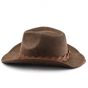Détail du chapeau de cowboy en daim marron avec ruban en cuir tressé décoratif
