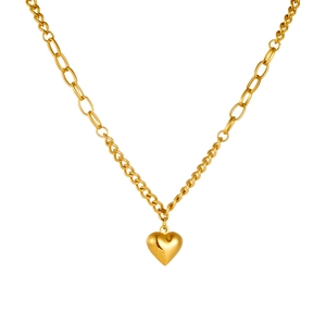 Collier avec pendentif coeur doré et chaîne en O, bijou élégant sur fond blanc pur