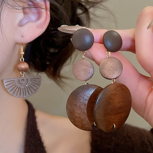 Détail montrant des pièces en bois multicouches et boucles d'oreilles bohèmes