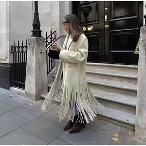 Elegante cappotto lungo di lana crema da donna con frange alla moda e collo a revers