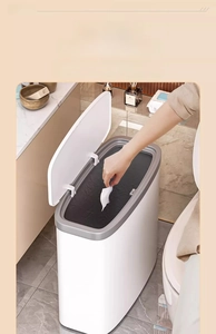 Poubelle blanche étroite s'intégrant parfaitement dans les interstices de salle de bain