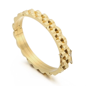 Bracelet jonc en acier inoxydable doré avec bords ondulés et fermoir à charnière