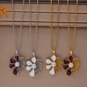 Collana vintage in stile britannico con pendente a fiore, perla e catena a treccia