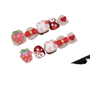 Handgefertigte Kindernägel zum Aufkleben mit süßen Erdbeer-Hasen-Motiven und rosa Glitzer
