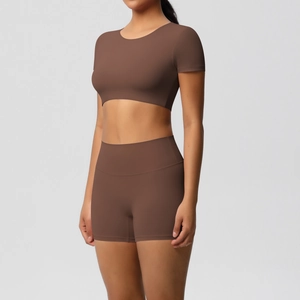 Zweiteiliges Yoga-Set in Braun mit kurzärmeligem bauchfreiem Oberteil und Fitness-Shorts