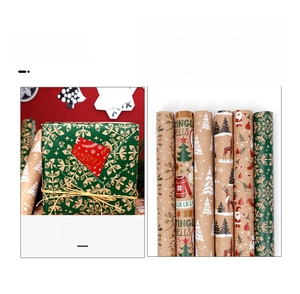 Dettaglio di carta da regalo natalizia in kraft marrone ecologica e scatole regalo avvolte