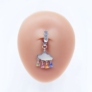 Détail du piercing de nombril nuage argenté avec pendentifs en pierres colorées