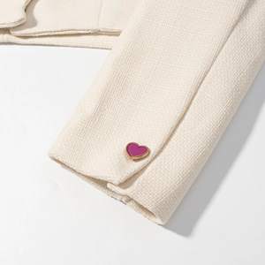 Giacca in tweed color crema stile francese con bottoni a cuore bordeaux e bordo dorato