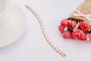 Detailaufnahme von roségoldenem Edelstahl-Gliederarmband mit metallischen Germaniumsteinen