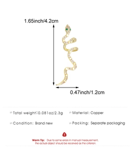 Dettaglio macro del polsino dell'orecchio a serpente con dimensioni 4,2 cm per 1,2 cm