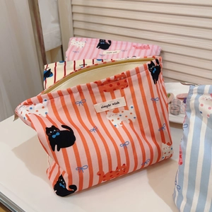 Détail de pochettes à maquillage vintage en toile à rayures et motifs de chats