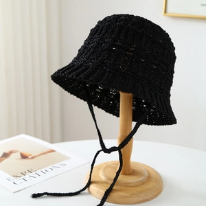 Cappello a secchiello in crochet nero fatto a mano con laccetti su supporto in legno