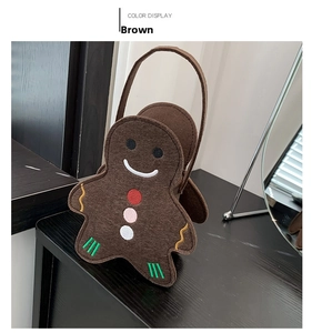 Détail du sac cadeau de Noël en feutre bonhomme de pain d'épices avec broderie marron