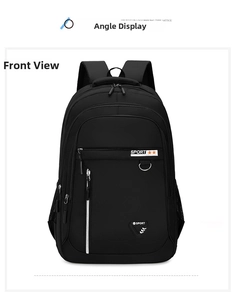 Detalle frontal de mochila deportiva negra con múltiples cremalleras y tejido de nailon