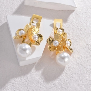 Vintage French style gold flower stud earrings with elegant white pearls for women