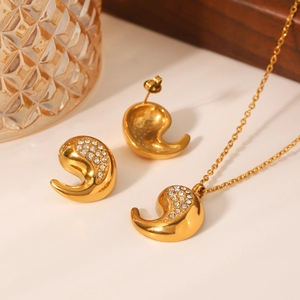 Parure bijoux en acier doré avec collier goutte d'eau et boucles d'oreilles assorties