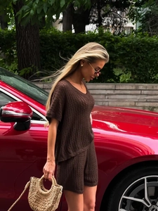 Ensemble d'été femme en maille marron foncé avec haut à col V ajouré et short